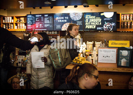 Philadelphia, USA, 16. April 2018. Nach der Festnahme von zwei schwarze Männer, die Badezimmer in einem Philadelphia Starbucks zu verwenden, interreligiöse Gruppen protestierten der Store für die Nichterfüllung der rassische Vorurteile und Rolle in der Gentrifizierung. Stockfoto