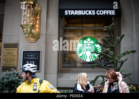 Philadelphia, USA, 16. April 2018. Nach der Festnahme von zwei schwarze Männer, die Badezimmer in einem Philadelphia Starbucks zu verwenden, interreligiöse Gruppen protestierten der Store für die Nichterfüllung der rassische Vorurteile und Rolle in der Gentrifizierung. Stockfoto