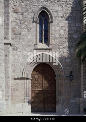 Seitliche PORTADA DE LA IGLESIA DE SAN PEDRO - SIGLO XIV - GOTICO ESPAÑOL. Ort: ST. PETER'S KIRCHE, SPANIEN. Stockfoto