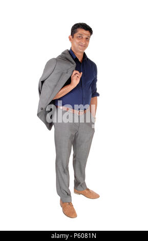 Eine junge indische business Mann in einem grauen Anzug mit seine Jacke über die Schulter und lächelt, auf weißem Hintergrund Stockfoto