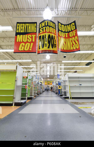"Going out der Zeichen" hängen in einem fast leeren Toys R Us Store in Manchester, N.H., USA., am 25. Juni 2018. Stockfoto