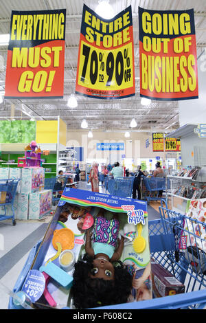 Nicht verkaufte Spielzeug sitzen im Warenkorb unter "Zeichen" bei Toys R Us Store in Manchester, N.H., USA, 25. Juli 2018 gehen. Stockfoto
