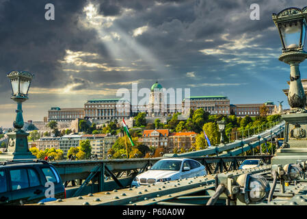 Ein Blick auf die Budaer Burg, die historische Burg und Schloss der ungarischen Könige von der Kettenbrücke in Budapest, Ungarn. Stockfoto