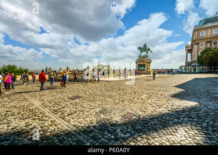 Touristen vorbei, die Reiterstatue von Prinz Savoyai Eugen auf der Terrasse vor dem Königlichen Palast an der Burg von Buda in Budapest Ungarn Stockfoto