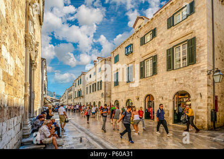 Touristen zu Fuß des Stradun, der Hauptstraße in der historischen Stadtmauern von Dubrovnik an einem sonnigen, warmen Tag an der kroatischen Adriaküste Stockfoto