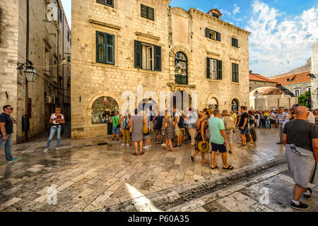 Touristen auf der Hauptstraße Stradun, die Hauptstraße durch die Stadtmauern von Dubrovnik Kroatien mit den Onofrio Brunnen in der Ferne Stockfoto