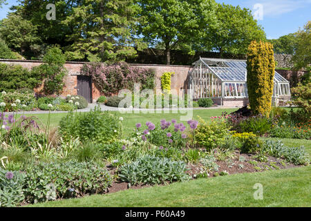 Der ummauerte Garten an Holehird Gärten in der Nähe von Windermere im Lake District, Cumbria Stockfoto