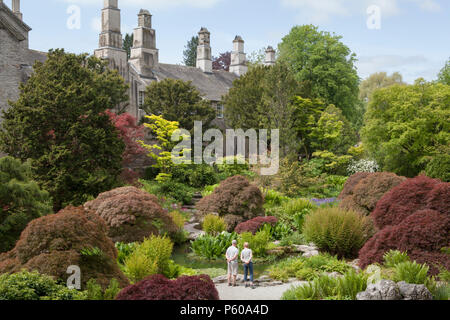Ein Paar mittleren Alters genießen Sie den Rock Garden an sizergh Schloss im Lake District in England Stockfoto