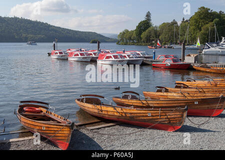 Rudern und Vermietung Boote aufgereiht am Ufer des Windermere See im englischen Lake District Stockfoto