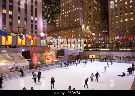 Eislaufen in der Eissporthalle bei Rockerfeller Center ist eines der neuen Yorks berühmten Erfahrungen Stockfoto