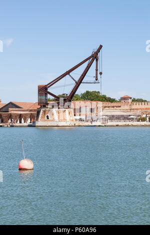 Historische Armstrong Mitchell Kran, Darsena Arsenale Novissimo, Arsenale, Castello, Venice, Italien installiert 1883-5, Letzte, British Design ein Stockfoto