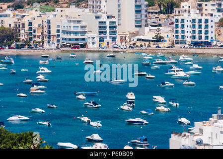 Vielen Yachten, Kajütboote und Ruderboote in Xemxija Bay, Malta. Stockfoto