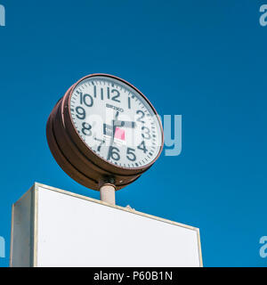 Seiko Uhr an einer Bushaltestelle in Malta. Stockfoto