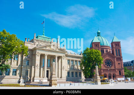 Palais de Justice und Eglise catholique Saint-Pierre-le-Jeune, Place Charles de Foucauld, Straßburg, Elsass, Frankreich Stockfoto