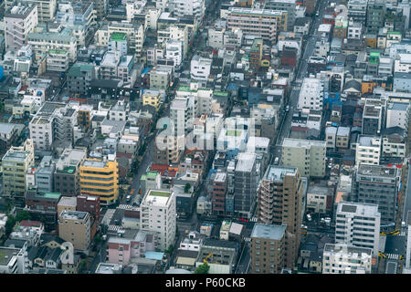 Luftbild des dicht bebauten Stadt Bausteine aus hohen Winkel Perspektive gesehen in Tokio, Japan Stockfoto