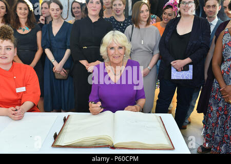 Die Herzogin von Cornwall Zeichen die Rolle Buch mit T S Elliot pen bei einem Empfang in der British Library in London, der von der Königlichen Gesellschaft für Literatur, wo '40 unter 40' neue Stipendiaten werden eingesetzt. Stockfoto