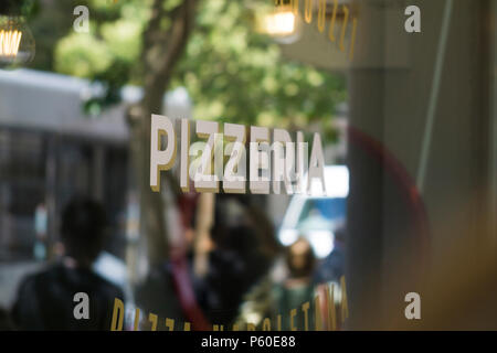 Pizzeria Schaufenster Zeichen in Italien. Pizza Shop Stockfoto