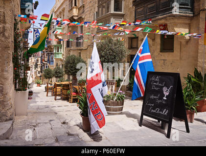 VALLETTA, MALTA - 24. JUNI 2018: Werbebanner vor Sports Pub einladenden live Fußball Übersetzungen in Herzen der Valletta zu sehen Stockfoto