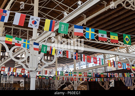Innenraum des Sports Pub mit Flaggen der Länder, die für die Meisterschaft des Fußballs in Valletta Malta eingerichtet Stockfoto