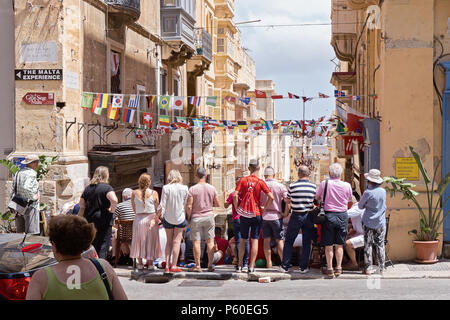 VALLETTA, MALTA - 24. JUNI 2018: Malteser Fans gucken Fußball Match auf Valletta Straße in der Hauptstadt von Malta in Sports Pub außerhalb Stockfoto