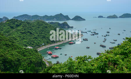 Nha Trang, Vietnam - 22. Mai 2016. Seascape der Insel Cat Ba in Nha Trang, Vietnam. Cat Ba am südöstlichen Rand von Ha Long Bucht. Stockfoto