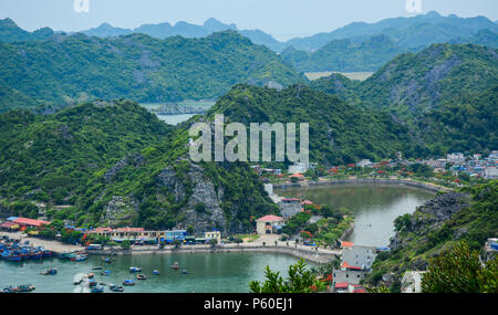 Nha Trang, Vietnam - 22. Mai 2016. Blick auf die Insel Cat Ba in Nha Trang, Vietnam. Cat Ba am südöstlichen Rand von Ha Long Bucht. Stockfoto