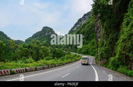 Nha Trang, Vietnam - 22. Mai 2016. Ländliche Straße der Insel Cat Ba in Nha Trang, Vietnam. Cat Ba am südöstlichen Rand von Ha Long Bucht. Stockfoto