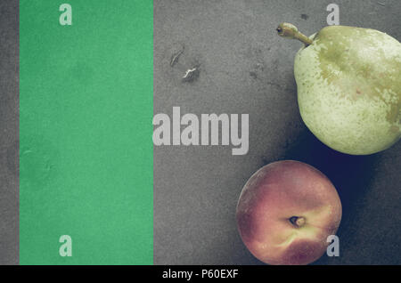 Frische reife Früchte der Saison auf einen Stein Oberfläche - Birne und Pfirsich Stockfoto