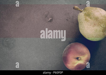 Frische reife Früchte der Saison auf einen Stein Oberfläche - Birne und Pfirsich Stockfoto