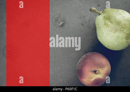 Frische reife Früchte der Saison auf einen Stein Oberfläche - Birne und Pfirsich Stockfoto