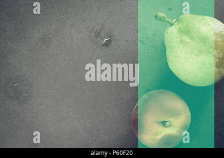 Frische reife Früchte der Saison auf einen Stein Oberfläche - Birne und Pfirsich Stockfoto
