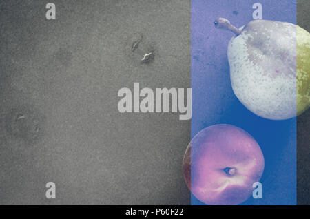 Frische reife Früchte der Saison auf einen Stein Oberfläche - Birne und Pfirsich Stockfoto