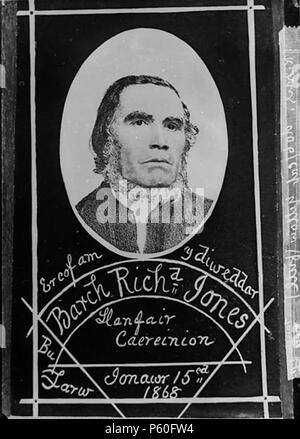 Er cof bin y diweddar Richd Barch Jones. [Graphic].. 1 Negativ: Glas, trockenen Platte, b&w, 16,5 x 12 cm. ca. 1885. Thomas, John, 521er cof bin y diweddar Richd Barch Jones. NLW 3365195 Stockfoto
