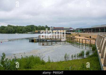 Boardwalk und See an Rushden Seen Einkaufszentrum Stockfoto