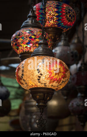 Farbenfroh gemusterten Lampen, in der traditionellen marokkanischen Design, hängen von einem in Marrakesch souk abgewürgt. Die Lampen leuchten. Stockfoto