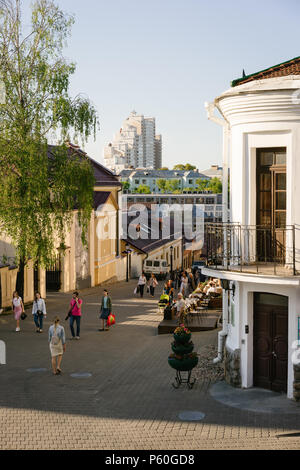 Minsk, Weißrussland - 8. Mai 2018: das historische Zentrum der Stadt Minsk mit gemütlichen Fußgängerzonen und Terrassen. Obere Stadt, Minsk Stockfoto