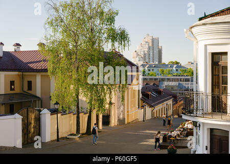 Minsk, Weißrussland - 8. Mai 2018: das historische Zentrum der Stadt Minsk mit gemütlichen Fußgängerzonen und Terrassen. Obere Stadt, Minsk Stockfoto