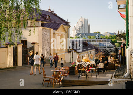 Minsk, Weißrussland - 8. Mai 2018: das historische Zentrum der Stadt Minsk mit gemütlichen Fußgängerzonen und Terrassen. Obere Stadt, Minsk Stockfoto