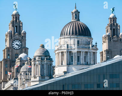 Blick auf die Skyline der Türme der Three Graces, Royal Liver Gebäude, Cunard Gebäude und Port of Liverpool Gebäude, Pier Head, Liverpool, England, Großbritannien Stockfoto