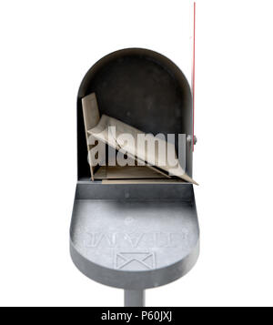 Eine offene Old School Retro Zinn Mailbox prall mit einem Stapel Briefe und Umschläge in es auf einem isolierten Hintergrund vollgestopft - 3D-Rendering Stockfoto