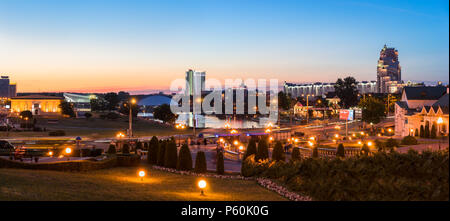 Panoramablick auf das Stadtzentrum von Minsk bei Nacht mit Svislach River Embankment, Trinity Hill und Belarus Hotel. Weißrussland Stockfoto