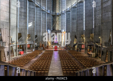 Frankreich, Charente Maritime, Saintonge, Côte de Beauté, Royan, Notre Dame Kirche vom 20. Jahrhundert, ein Werk des Architekten Gillet und Hebrard, Zentrale Stockfoto