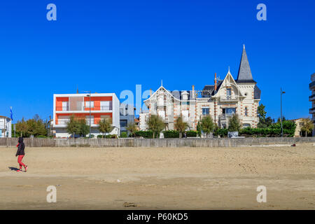 Frankreich, Charente Maritime, Saintonge, Côte de Beauté, Royan, Strand Grande Conche mit dem kleinen Gebäude La Perriniere der 1950er Jahre von den Architekten Stockfoto