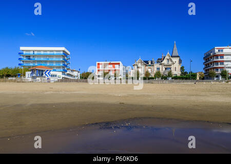 Frankreich, Charente Maritime, Saintonge, Côte de Beauté, Royan, Strand Grande Conche mit die Villen am Meer // Frankreich, Charente-Maritime (17), Sa Stockfoto