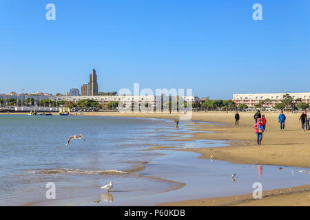 Frankreich, Charente Maritime, Saintonge, Côte de Beauté, Royan, Strand Grande Conche und die Notre Dame Kirchturm im Hintergrund // Frankreich, Charente-Marit Stockfoto