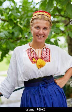 Attraktive kroatische Frau in traditioneller Kleidung Stockfoto