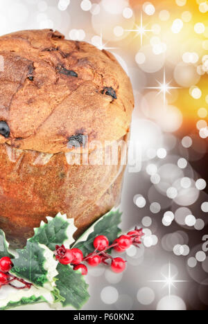 Panettone - traditionelle italienische Weihnachten Kuchen mit Dekorationen Stockfoto