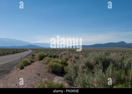 Reisen mit dem Auto. Sommer. Urlaubsziel. Auf die Berge und auf der Straße. Berg Tal. Blauer Himmel mit Berge. Horizont öffnen. Stockfoto