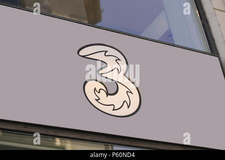 Kopenhagen, Dänemark - Juni 26, 2018: 3 logo Anmelden Shop Bereich. 3 ist eine globale Marke, unter denen mehrere Mobilfunk und Breitband Intern Stockfoto