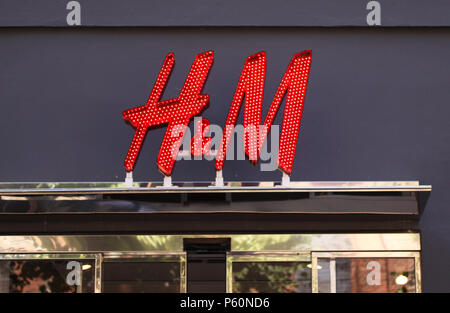 Kopenhagen, Dänemark - 26. Juni 2018: H&M Store Logo unterzeichnen. H&M Hennes & Mauritz AB ist eine schwedische multinationale Retail - Kleidung Firma. Stockfoto